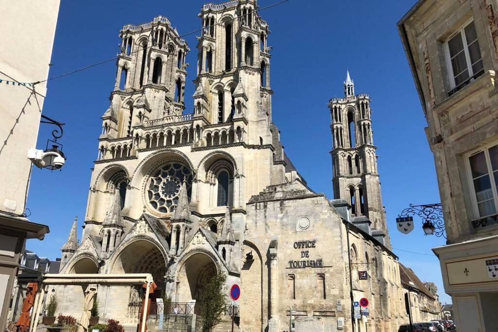 Apartment : « suite Privee Au Pied De La Cathedrale » Laon